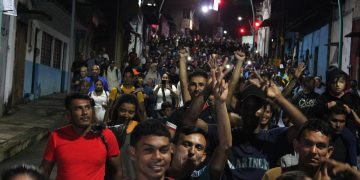 Caravana de venezolanos parte del sur de México pese a restricciones de EEUU