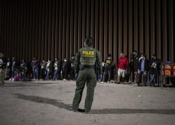 Tildan de remedio a medias el alivio migratorio de Biden para los venezolanos