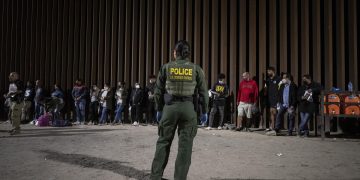 Tildan de remedio a medias el alivio migratorio de Biden para los venezolanos