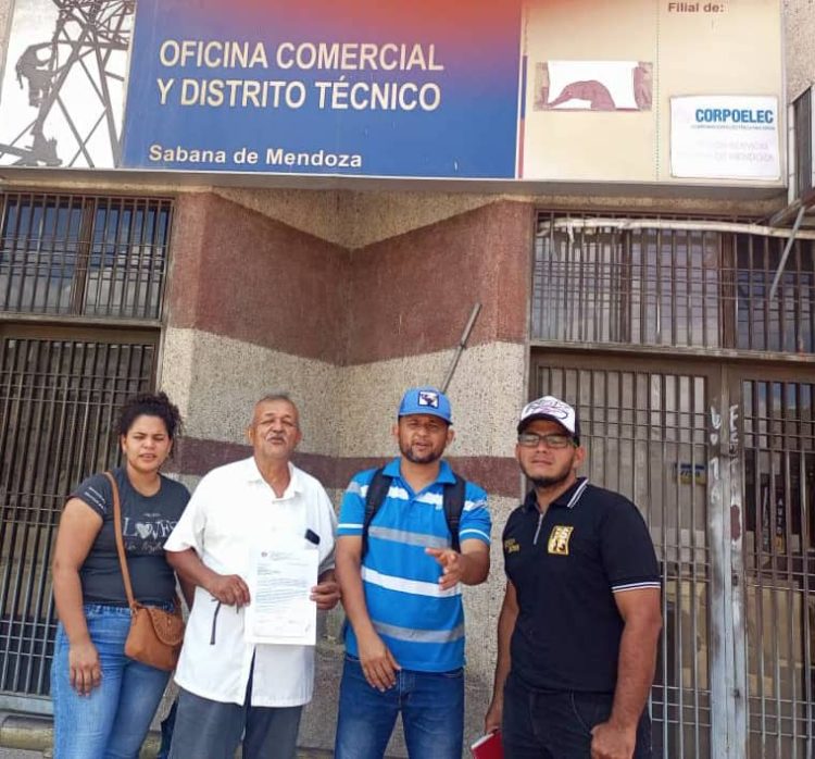 Los Concejales de La Ceiba frente a las oficinas de Corpoelec en Sabana de Mendoza.