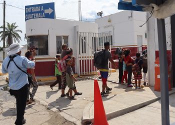 Venezolanos abandonan México por su frontera sur tras restricciones de EEUU