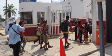 Venezolanos abandonan México por su frontera sur tras restricciones de EEUU