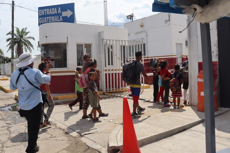 Una familia de migrantes de origen venezolano cruza hoy, un puesto fronterizo en la ciudad de Tapachula, estado de Chiapas (México). EFE/Juan Manuel Blanco