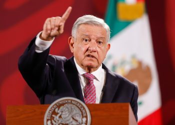 Presidente de México promete apoyo a migrantes venezolanos varados en el país