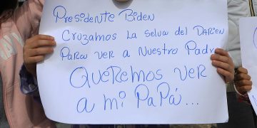 Al separarlos de sus padres, niños venezolanos protestan en línea México-EEUU