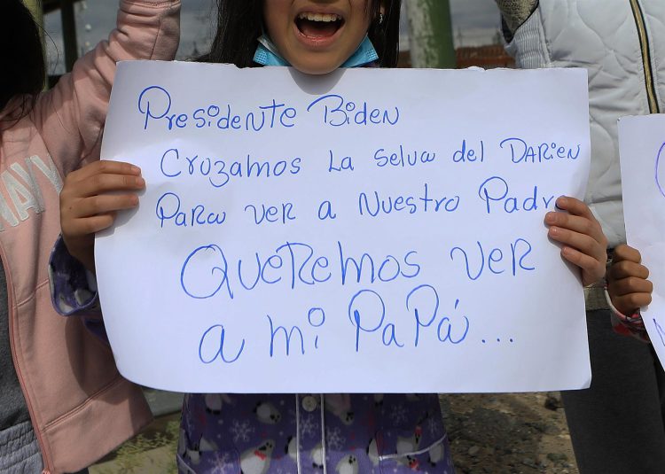 niños migrantes venezolano, se manifiestan  cerca de la barda fronteriza, en Ciudad Juárez, Chihuahua (México). EFE/