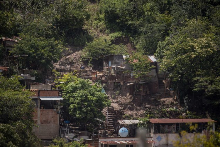 Fotografía del 14 de octubre de 2022 donde se observa a un grupo de personas en una barriada afectada por lluvias, en Las Tejerías (Venezuela). EFE/Miguel Gutiérrez