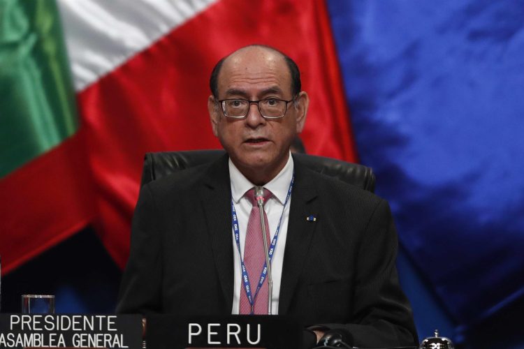 El canciller de Perú, César Landa, asume la presidencia de la 52 Asamblea General de la OEA, hoy en Lima (Perú). EFE/Paolo Aguilar