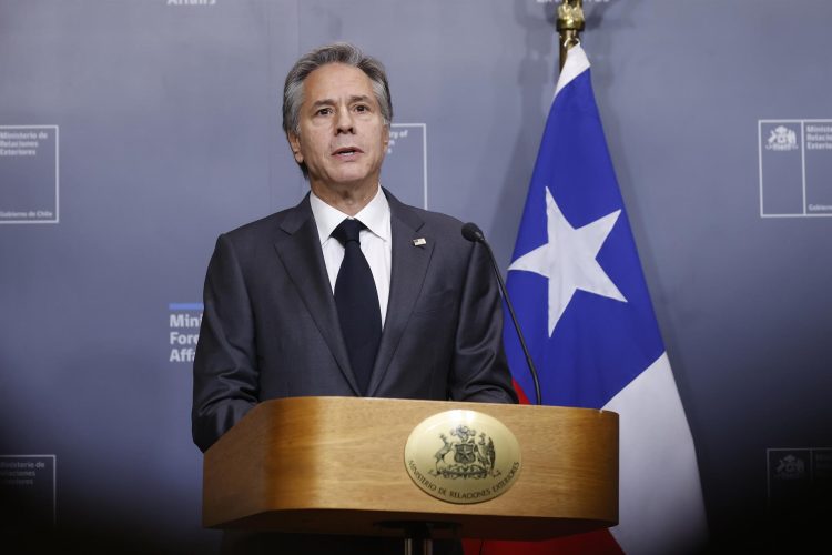 El secretario de Estado de EE.UU., Antony Blinken(d) habla durante una rueda de prensa hoy, en Santiago (Chile). EFE/ Elvis González