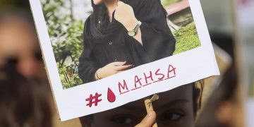 Miles de iraníes recuerdan a Amini en su tumba al terminar el luto