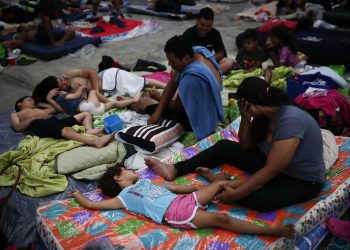 Migrantes que buscan volver a Venezuela siguen llegando a un albergue en Panamá