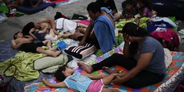 Migrantes que buscan volver a Venezuela siguen llegando a un albergue en Panamá