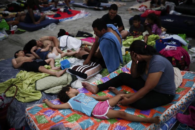 Personas migrantes de origen venezolano, incluidos niños, descansan en un refugio temporal hoy, en Ciudad de Panamá (Panamá). EFE/Bienvenido Velasco