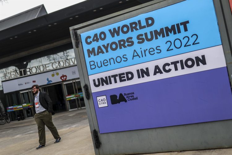 Fotografía de un letrero de la Cumbre Global de Alcaldes de C40 que tendrá lugar en Buenos Aires (Argentina). EFE/ Juan Ignacio Roncoroni