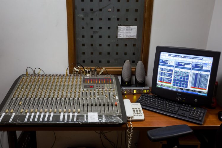 Vista del equipo de una estación de radio venezolana, en una fotografía de archivo. EFE/Miguel Gutiérrez