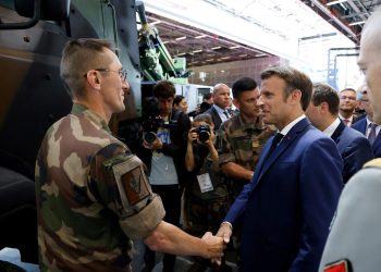 Ucrania declara su amor a Francia para pedirle más cañones Caesar