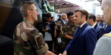 Ucrania declara su amor a Francia para pedirle más cañones Caesar