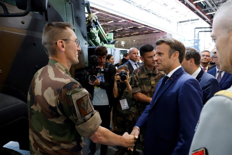 El presidente francés, Emmanuel Macron (der), saluda a los militares que operan un sistema de artillería de obuses autopropulsados CAESAR en el Centro de Exposiciones de Villepinte el pasado 13 de junio de 2022. EFE/EPA/Ludovic Marin / POOL