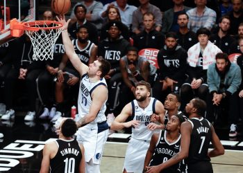 Doncic y Curry se lucen; los Nets siguen dándose contra la pared
