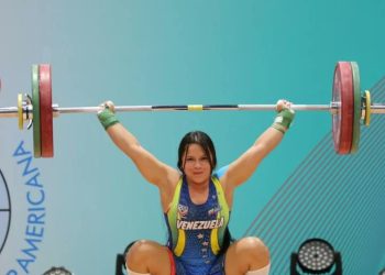 Pesista trujillana Anyelin Venegas alzó medalla de plata en Asunción 2022