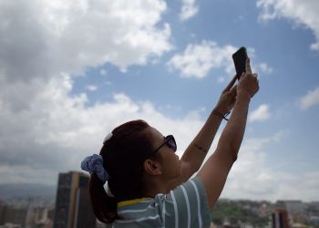 Para comunicarse usuarios de telefonía celular mantienen una línea de cada operadora