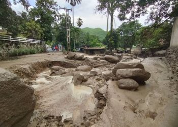 Tres muertos por desbordamiento de un río en El Castaño, Maracay
