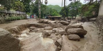 Tres muertos por desbordamiento de un río en El Castaño, Maracay
