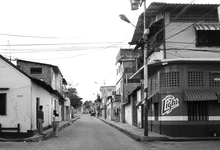 La Avenida Bolívar de La Cejita, en recordación a las travesías de Simón Bolívar por predios de Sabana Larga.