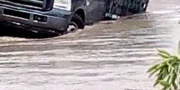 Rio Chama se llevó la carretera entre Caño Muerto y La Fortuna en el Sur del Lago de Maracaibo