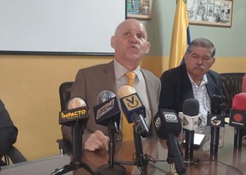 Estudiantes universitarios extranjeros presentan problemas al graduarse por no tener visa