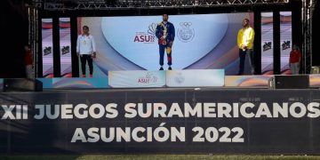 Luis Avendaño con medalla de oro completa escalera trujillana en Asunción 2022
