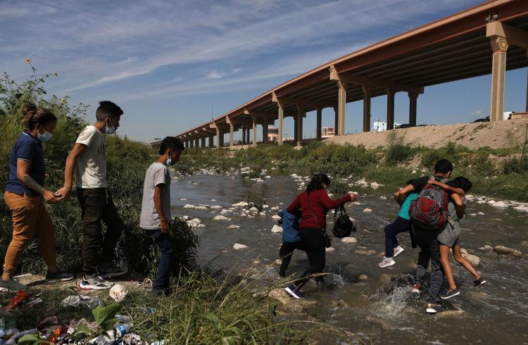 Personas migrantes de origen venezolano cruzan el Río Bravo, para entregarse a la patrulla fronteriza, el 15 de octubre de 2022, en Ciudad Juárez, Chihuahua (México). EFE/Luis Torres