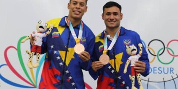 Oscar Ariza con su primera medalla en Juegos Sudamericanos 2022 