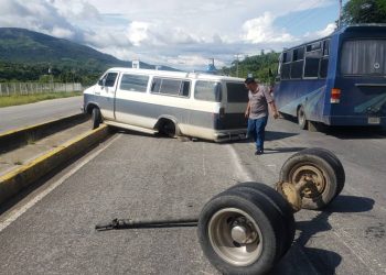 Unidad de Transporte Público perdió la transmisión e impactó contra la isla en el Eje Vial