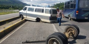 Unidad de Transporte Público perdió la transmisión e impactó contra la isla en el Eje Vial