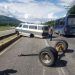 Unidad de Transporte Público perdió la transmisión e impactó contra la isla en el Eje Vial