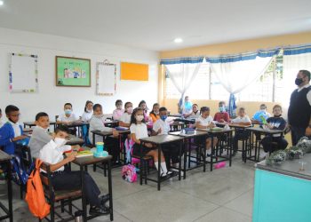Gobernador de Trujillo visita escuela recuperada por Bricomil en Valera
