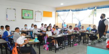 Gobernador de Trujillo visita escuela recuperada por Bricomil en Valera