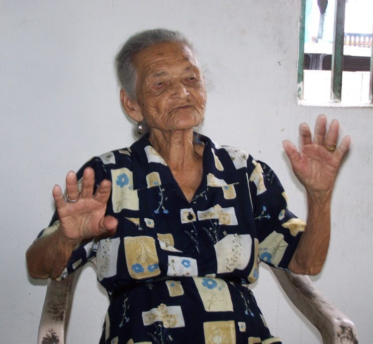 Juana Paredes vivió todos sus 102 años siempre en la misma casa donde nació en Campo Alegre. Foto Luis Huz Ojeda.