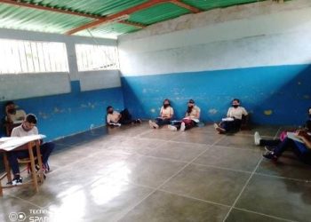 Denuncian que en la Unidad Educativa José Antonio Gaulé los alumnos se sientan en el piso por falta de pupitres