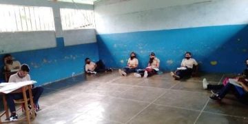 Denuncian que en la Unidad Educativa José Antonio Gaulé los alumnos se sientan en el piso por falta de pupitres