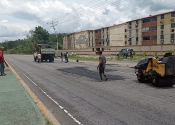 Emastru realiza bacheo al hueco donde se registró accidente de tránsito el martes