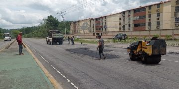Emastru realiza bacheo al hueco donde se registró accidente de tránsito el martes