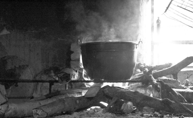 En Las Mesetas de Chimpire y toda su geografía todavía es común encontrar ardiendo las llamas del fogón en cualquier casa de familia. Foto Luis Huz Ojeda