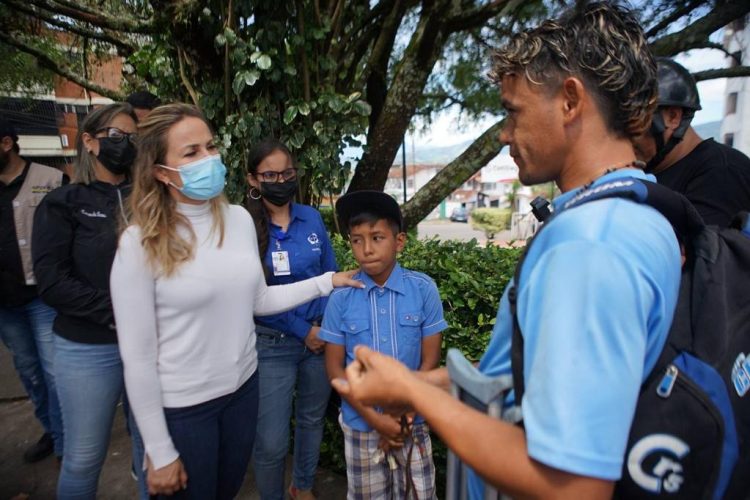 En agosto la Primera Dama realizó una jornada en las calles de San Cristóbal para retirar a los menores de edad que se encontraban trabajando. Foto cortesía Karem de Bernal