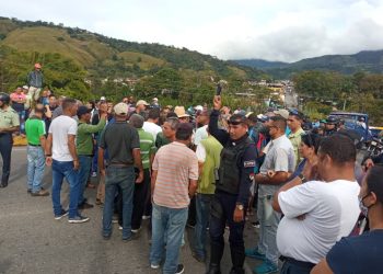 En Boconó protestan por falta de combustible
