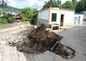 «El olor a barro me despertó a media noche»: Valeranos alarmados por crecida de ríos y quebradas