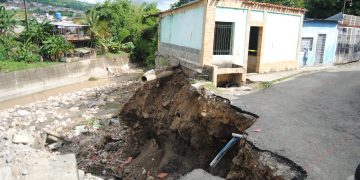 «El olor a barro me despertó a media noche»: Valeranos alarmados por crecida de ríos y quebradas