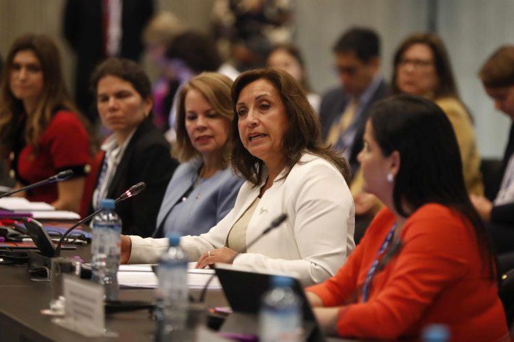 La vicepresidenta del Perú, Dina Boluarte, habla hoy durante un diálogo de mujeres líderes previo a la 52 Asamblea General de la Organización de los Estados Americanos (OEA), en Lima (Perú). EEFE/Paolo Aguilar
