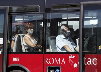 Italia prescinde de la mascarilla en el transporte público tras más de dos años